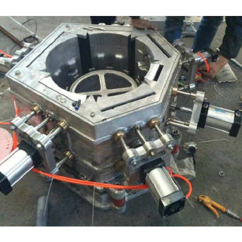 裝配過程中的水冷電機(jī)殼模具